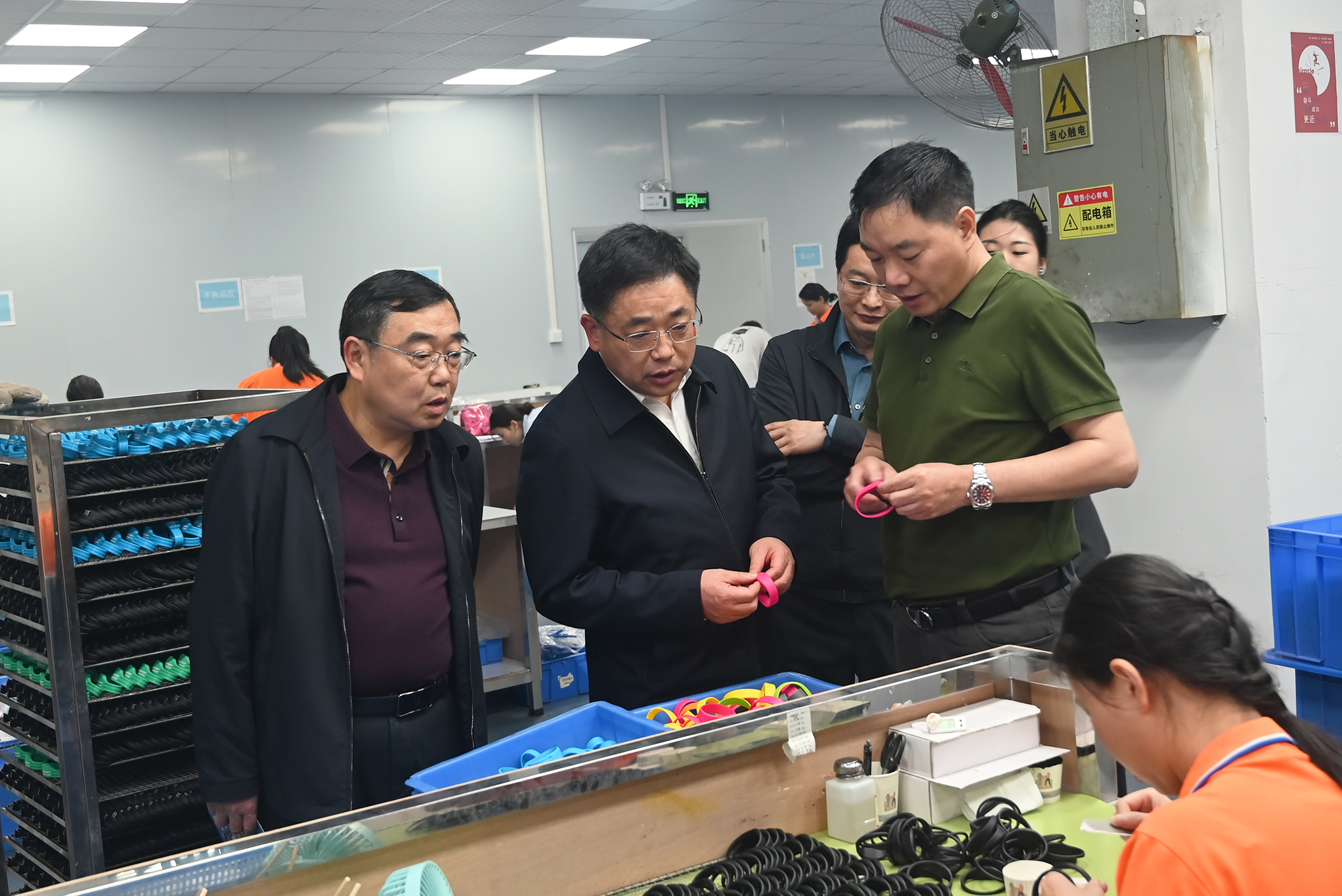 蘄春縣人大常委會黨組書記主任蔡壽益蒞臨卡立方集團RFID電子標簽工廠考察指導